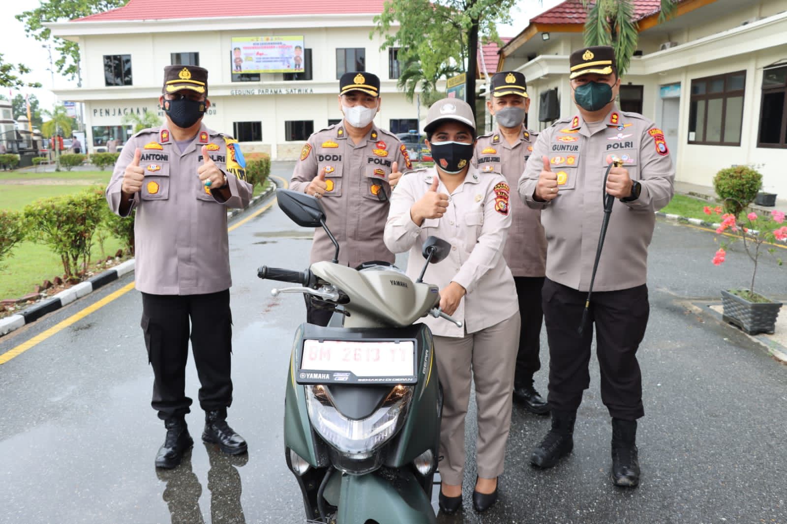 Bawa Masyarakat Agar di Vaksin Dalam Jumlah Banyak, Ibu ini Dapat Motor dari Kapolres Pelalawan