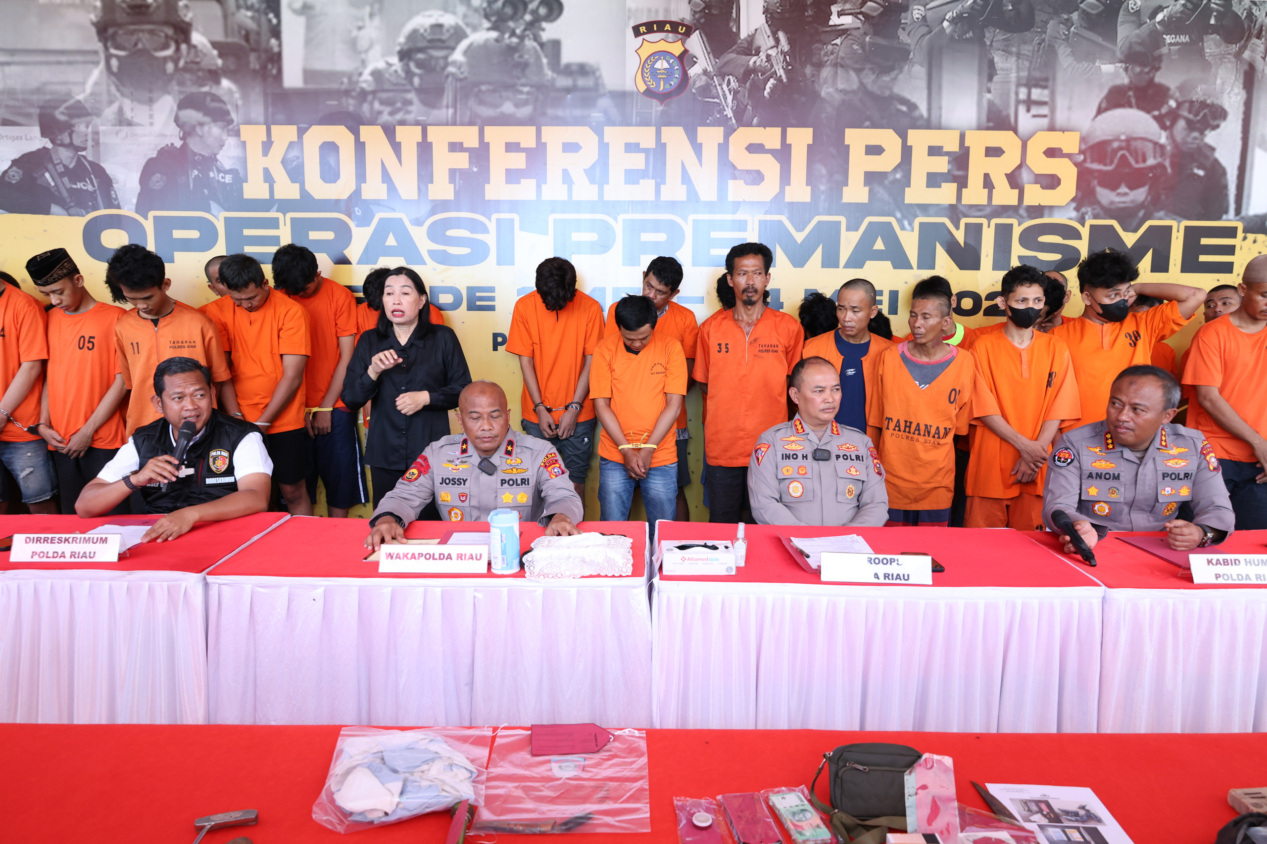 POLDA RIAU KONFERENSI PERS PENGUNGKAPAN KASUS PREMANISME/KEJAHATAN JALANAN 