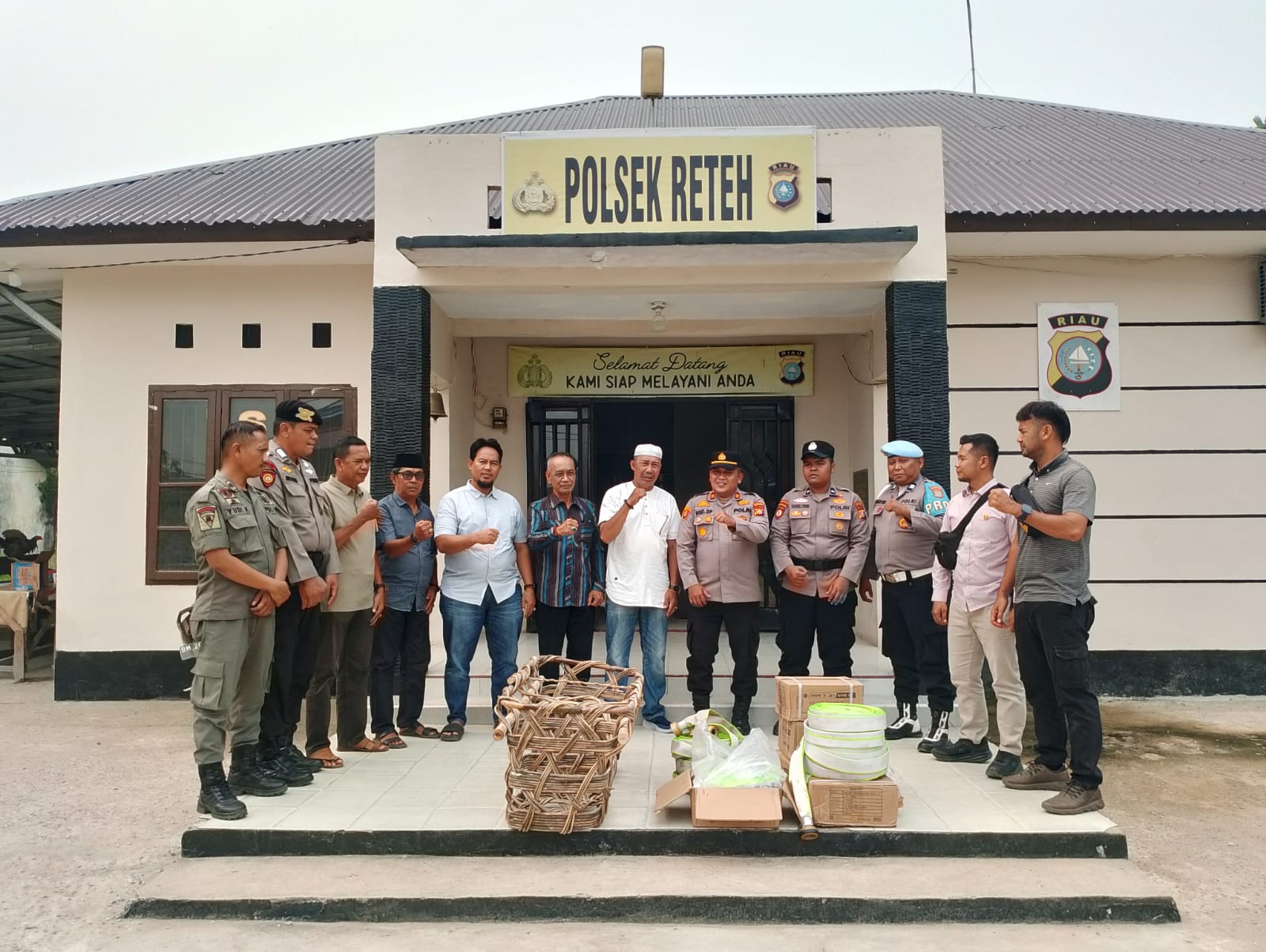 Peduli Karhutla, Kerukunan Keluarga Sulawesi Selatan Reteh Serahkan Bantuan Peralatan Pemadam kepada