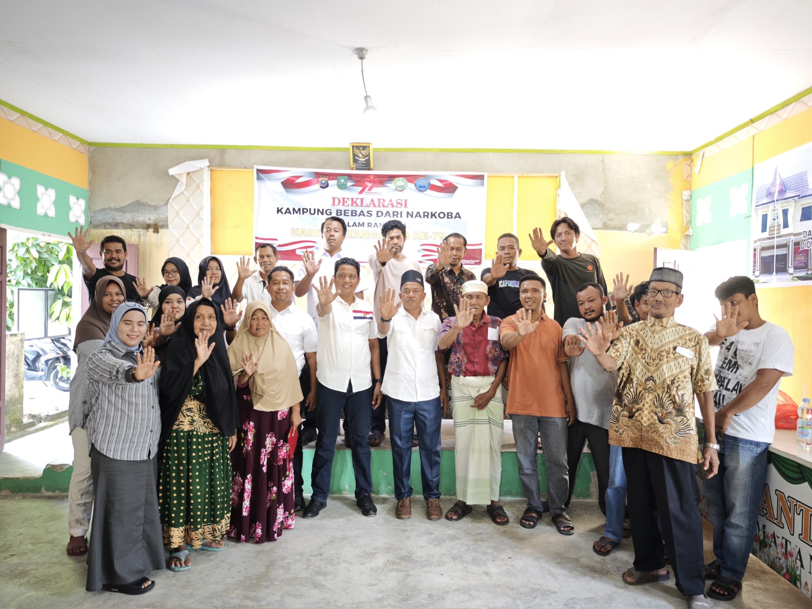 Polri Berbagi di Hari Bhayangkara:  Deklarasi Kampung Bebas dari Narkoba dan Penanaman Pohon