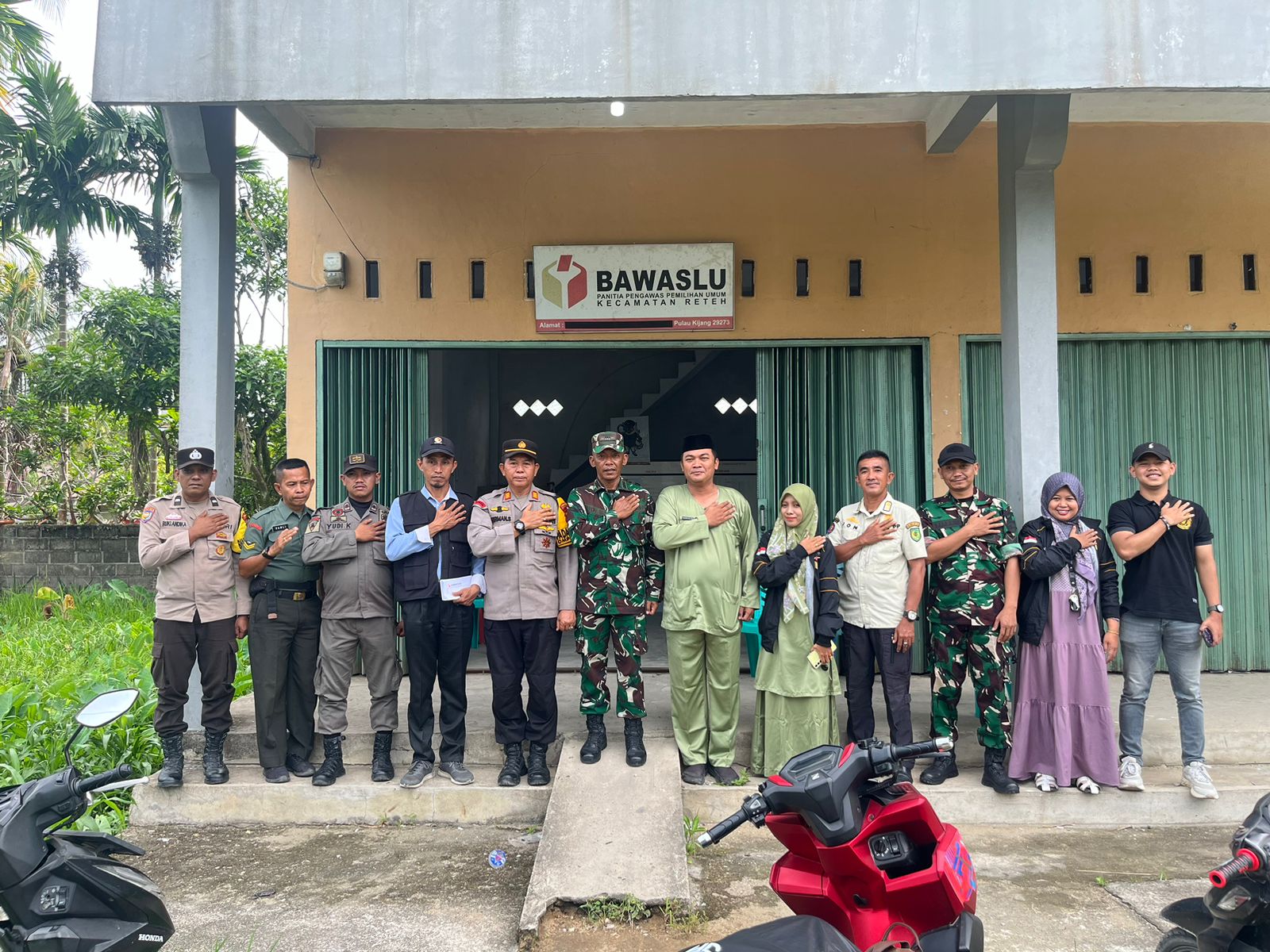 Patroli Gabungan Polri, TNI, dan Panwaslu Kecamatan Reteh Pastikan Pilkada Damai