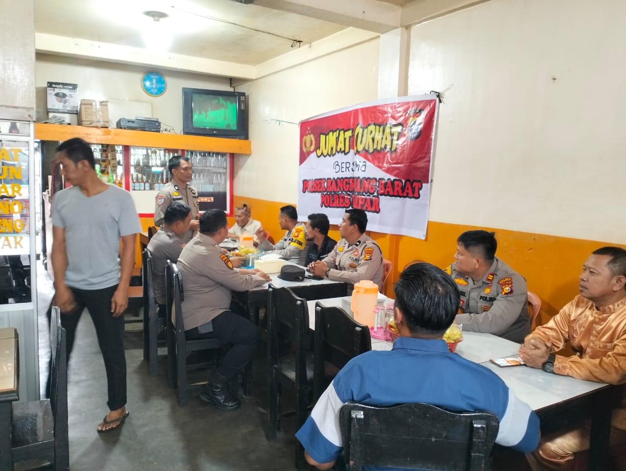 Jumat Curhat di Desa Kuok:  Polsek Bangkinang Barat Ajak Warga Awasi Peredaran Narkoba dan DPO Buron