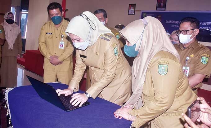Aplikasi Srikandi Resmi Digunakan Bupati Inhu Rezita Meylani Yopi SE disaksikan Kadiskominfo Jawalte