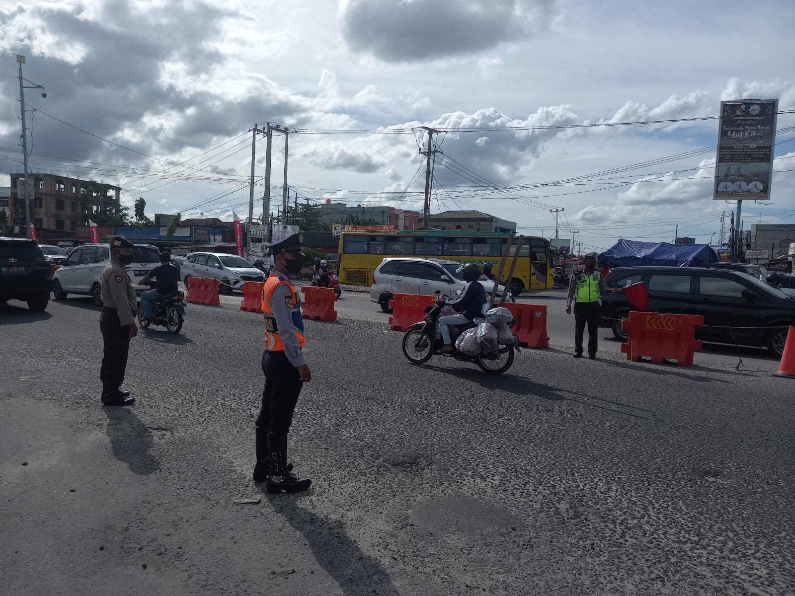 Personil POS PAM Operasi Ketupat Lancang Kuning 2022 dan Unit Lantas Polsek Tampan lakukan pengatura