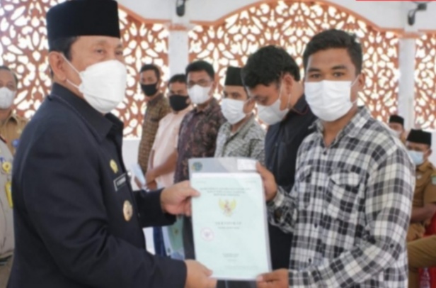 Bupati H Sukiman Serahkan Sertifikat SHM Untuk 14 Desa Secara Simbolis