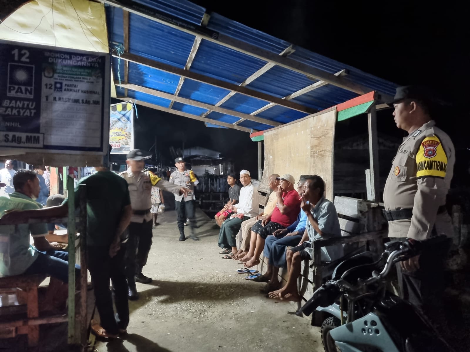 Tak Kenal lelah,Personil Polsek Concong  Sosialisasikan Pemilu Damai Pagi Hingga Malam Hari