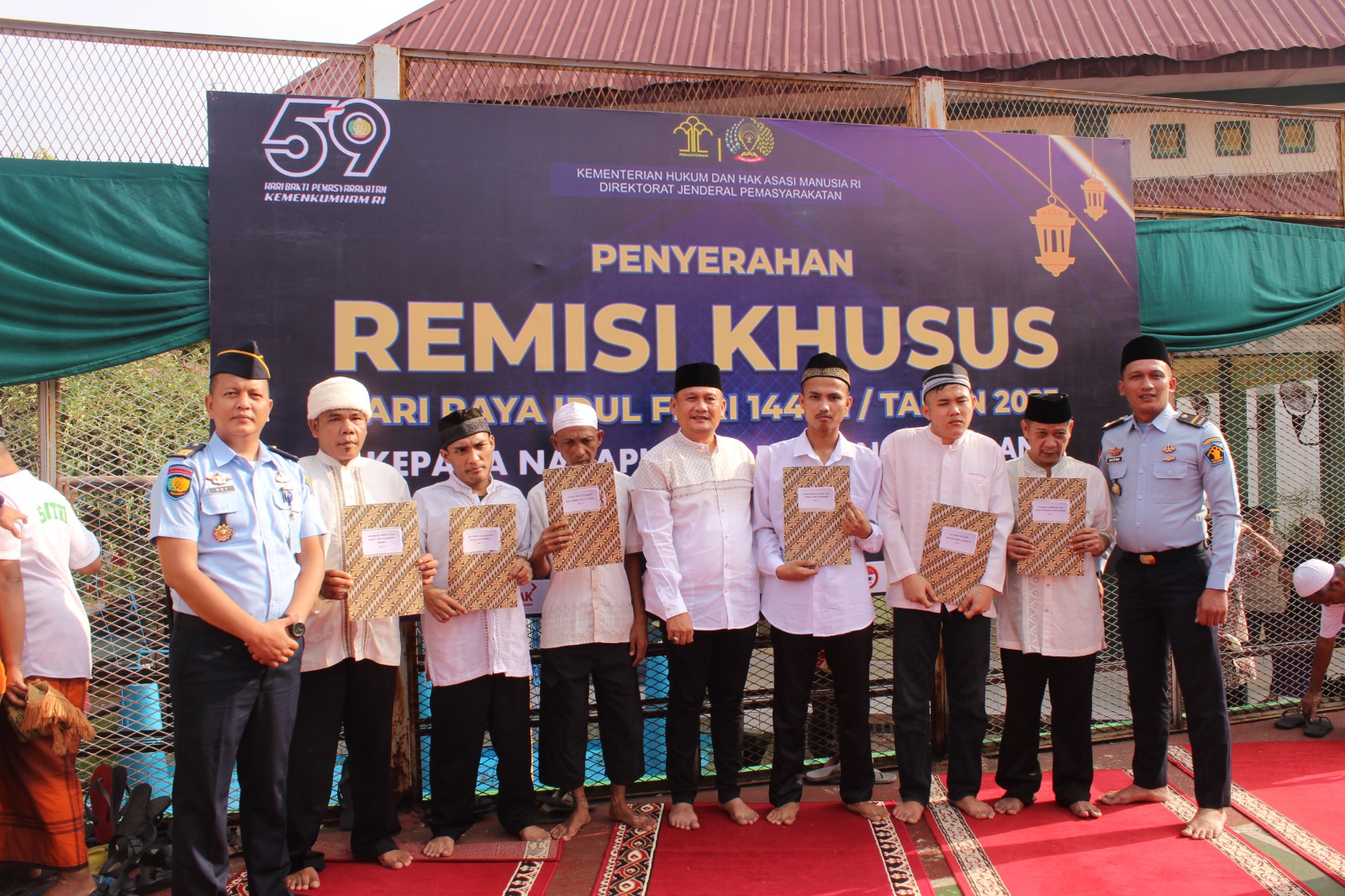 SELESAI LAKSANAKAN SHALAT IDUL FITRI, RUTAN PEKANBARU LAKSANAKAN PEMBERIAN REMISI KEPADA 970 WARGA B
