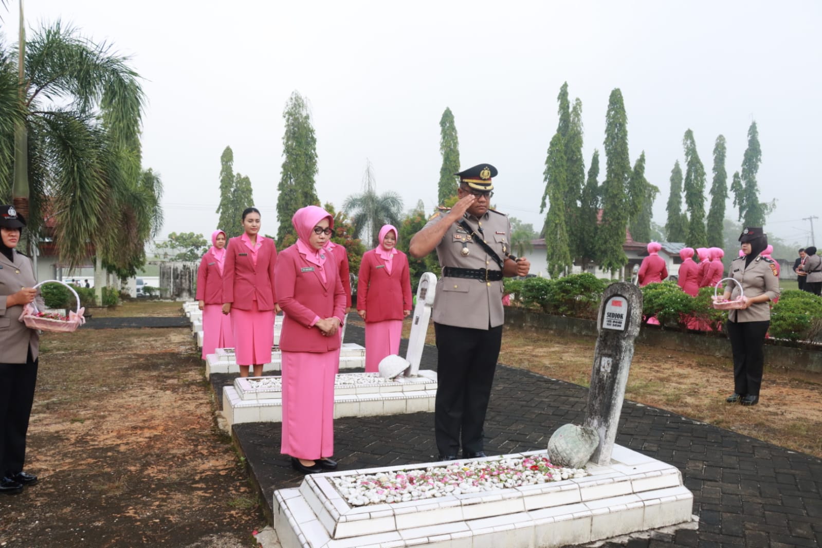 Hari Bhayangkara Ke80 Kapolres Kampar Pimpin Ziarah,Tabur Bunga Di Makam Pahlawan