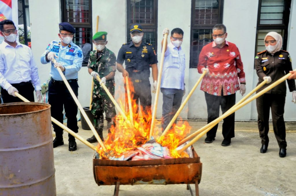 Bupati Inhil Saksikan Puluhan Barang Bukti yang Mempunyai Hukum Tetap Dimusnahkan Kejari Inhil