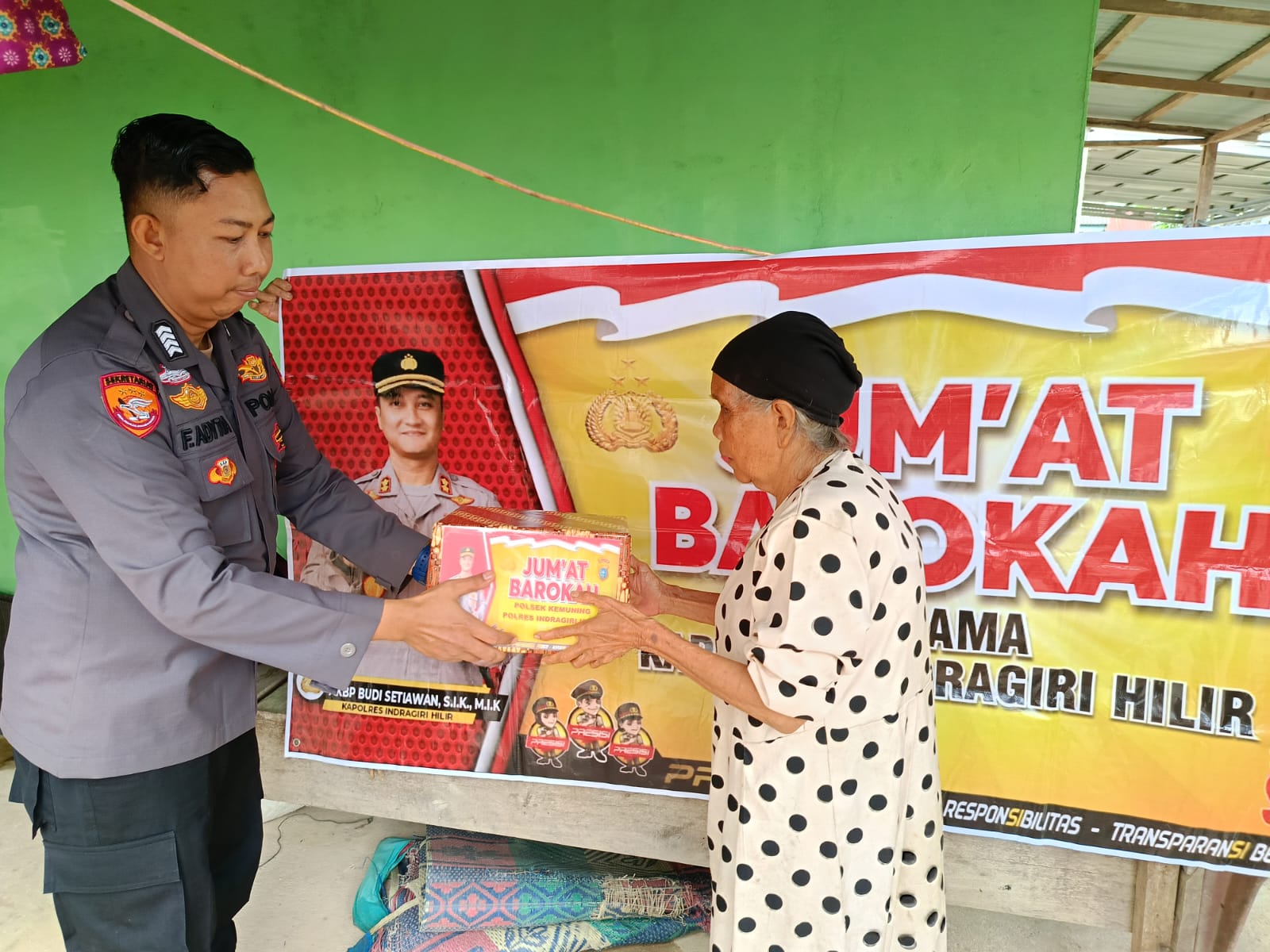 POLSEK KEMUNING RUTINKAN JUMAT BERKAH KEPADA WARGA YANG MEMBUTUHKAN