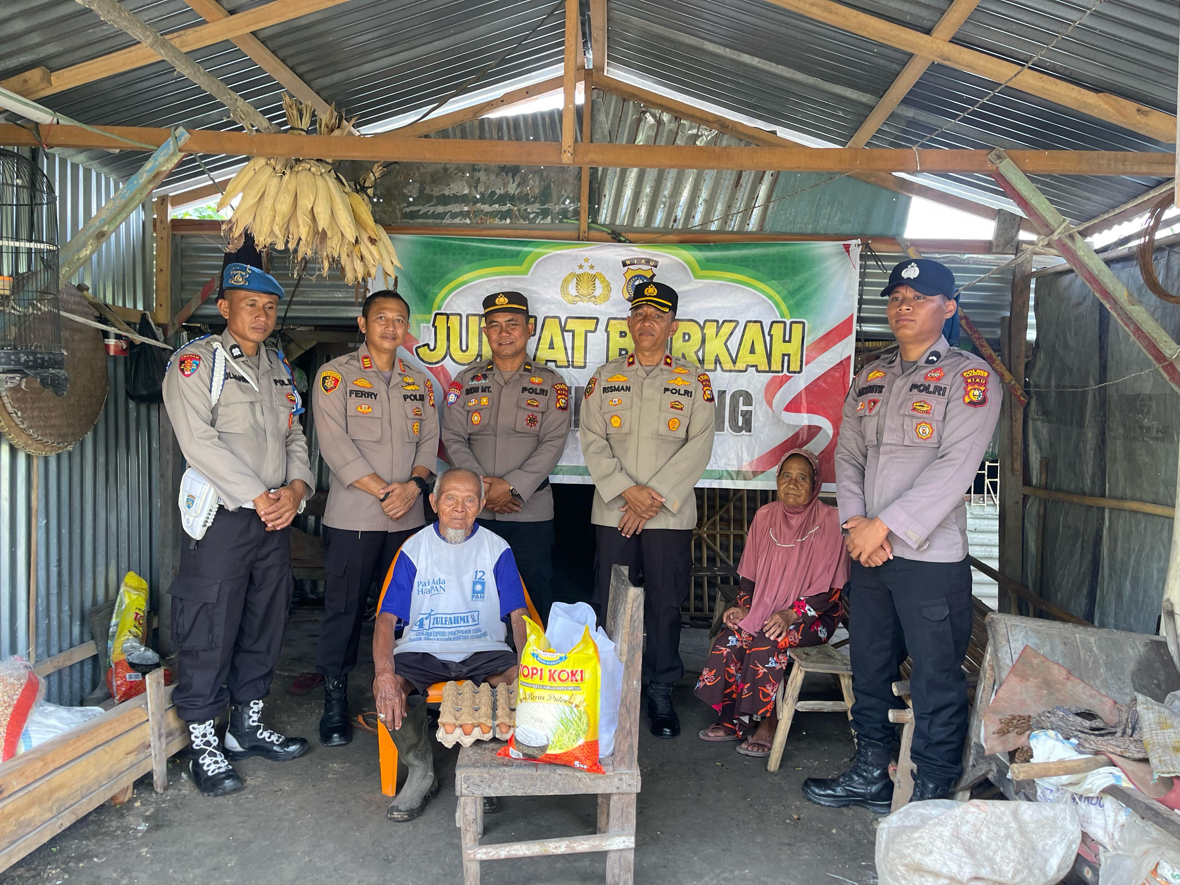 Kapolsek Tapung Wujudkan "Melindungi Tuah, Menjaga Marwah" lewat Jumat Barokah