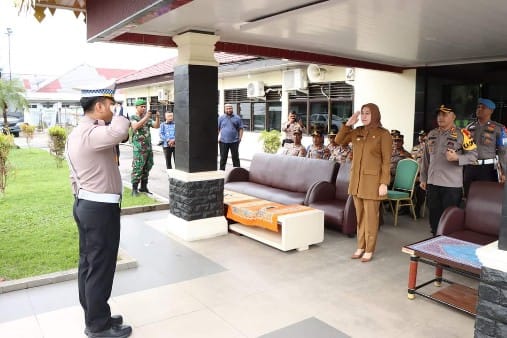 Bupati Inhu Rezita Pimpin Apel Gelar Pasukan Ops Ketupat Lancang Kuning 2023