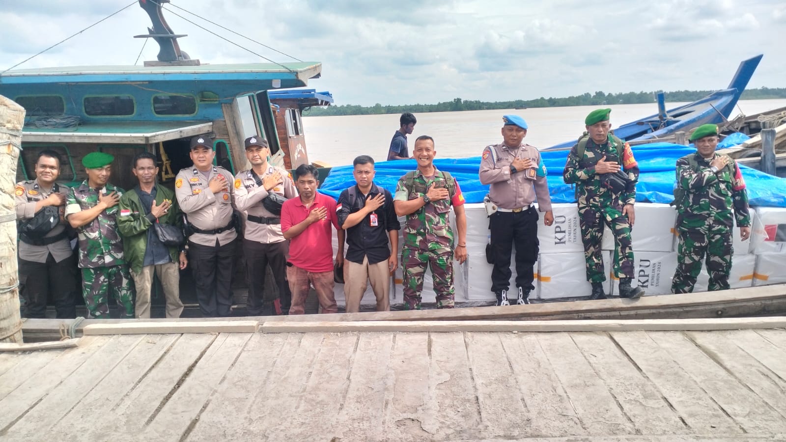 Pengawalan Logistik Pilkada 2024 di Reteh: Sinergi TNI-Polri untuk Kelancaran Pemilu