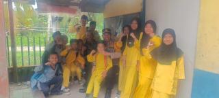 Kapolsek Reteh dan Danramil 07/Reteh Akrab dengan Anak-Anak Sekolah Dasar