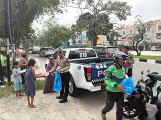 Program Jumat Barokah Ditlantas Polda Riau Bagikan Ratusan Paket Nasi Kotak