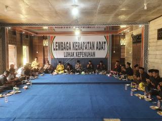 Sambut Hangat Kapolres Rohul, Ketua LKA Luhak Kepenuhan Serahkan Cendramata 