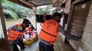Personel Brimob Polda Riau Evakuasi Warga Terdampak Banjir di Desa Penyaguhan Kabupaten Inhu