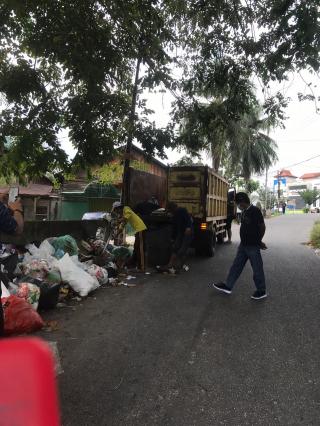 DLHK Pekanbaru Bersinergi Dengan Camat Bukit Raya Bersihkan Sampah
