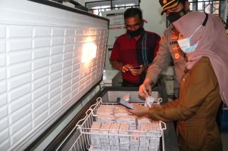 Polres Lingga bersama TNI Kawal Kedatangan Vaksin Covid-19