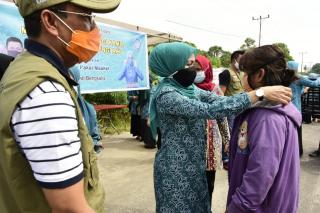 Gebrak Masker,Hj Herawati Syahrial Bagikan 1.500 Lembar Masker