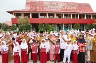 Hari Pertama Masuk Sekolah,Bupati HM Wardan Bersama Bunda Paud Hj.Zulaikhah Wardan Kunjungi Paud dan