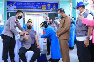 Kapolresta dan Istri Ajak Masyarakat Jangan Takut Divaksin