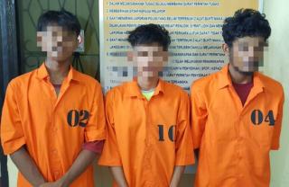 Nyuri 70 Tandan Buah Sawit, 3 Pemuda ini Diamankan Warga Lalu Diserahkan ke Polsek Tapung