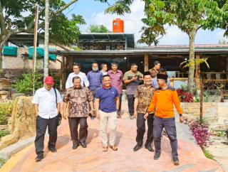 Dukung Agrowisata,Plt Sekko Tanam Bunga Janda Bolong di RA Kopi Aren