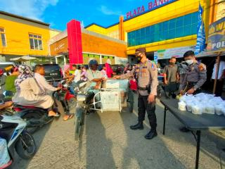 Polres Kampar Kembali Bagikan Takjil Gratis Untuk Masyarakat Jelang Buka Puasa