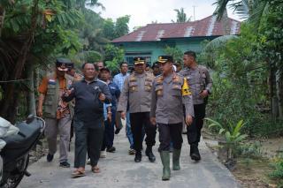 Kapolres Bersama Forkopimda Kampar Cek TPS Yang Akan Digunakan Masih Digenangi Banjir