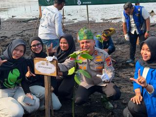 Hari Lingkungan Hidup dengan Tanam Mangrove di Dumai, Kapolda Riau: Satu Pohon Jadi Benteng Oksigen