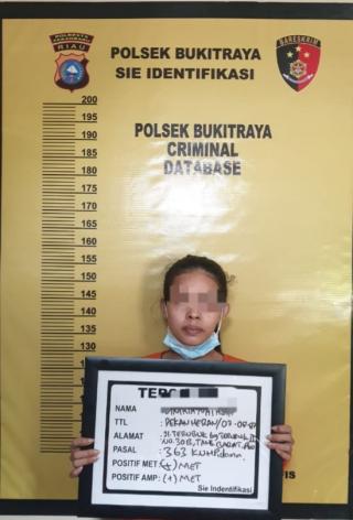 Empat tersangka Curat ditangkap Polisi satu diantara wanita,telah Dimankan Polsek Bukit Raya.