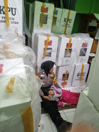 Terharu, Personil PAM TPS Polsek Perhentian Raja Didatangi Anak Balitanya Saat Bertugas