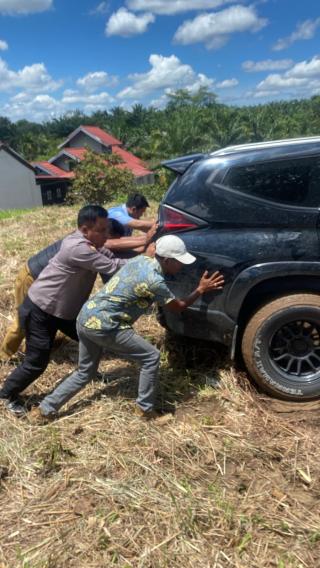 Kasat Binmas Polres Kampar Turun Tangan Bantu Warga yang Mobilnya Terjebak Lumpur
