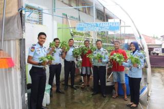 Rutan Rengat Panen Sayur Hidroponik Bersama Warga binaan