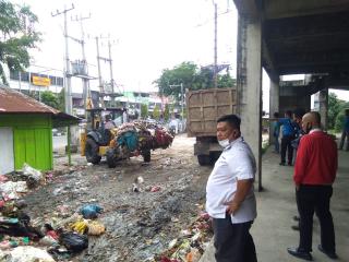 Hendra Kabid Pengelolaan Sampah Turun Lapangan Bersihkan 4 Pasar