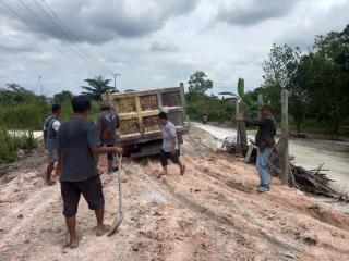 Ketua DPD APPI Bersama Pak Lutfi, Yusuf, Harahap Beri Bantuan Timex Timex Untuk Pengerasan Jalan Uka