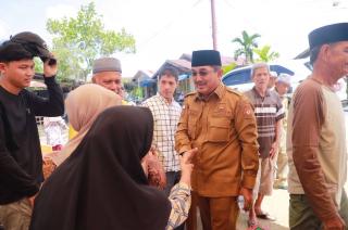 Bupati Anwar Sadat Kembali Serahkan Bantuan Kebakaran Teluk Nilau