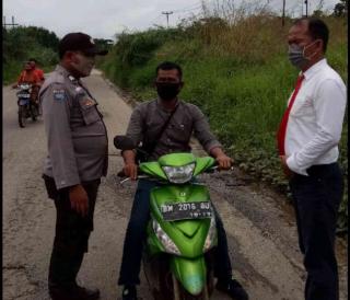 Anggota Polsek Tapung Hulu Lakukan Operasi Justisi Protkes di Jalan Raya Kusau Makmur