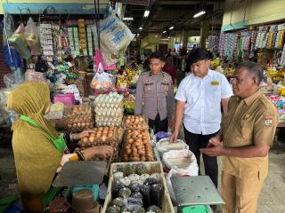 Sat Reskrim Polres Kampar Pantau Harga Pangan di Pasar Inpres Bangkinang