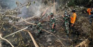Sinergi Tanpa Henti Melawan Api, Kodam XIX Tuanku Tambusai Bersama Tim Gabungan Kendalikan Karhutla 