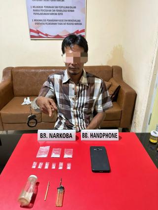 Satnarkoba Tangkap Pelaku Narkoba Sedang Duduk di Bawah Pohon Kelapa Sawit