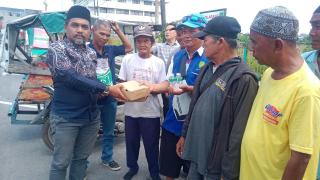 Ketua JMSI Ahmad Dahlan Dumai bersama jajaran Berbagi Nasi kotak Jumat Berkah
