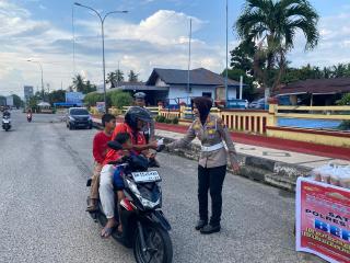 TRLK-25 - Sat Lantas Polres Rokan Hulu Bagikan Takjil Di Bulan Ramadhan
