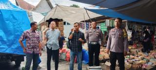 Sapa Pengunjung Pasar Kamis Polsek KKH  Tingkatkan Cooling System jelang pemilu 2024