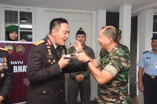 Datangi Kediaman Kapolda Riau,Danrem 031/WB Beri Surprise Irjen Iqbal di Hari Bhayangkara ke 77