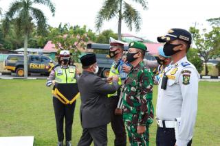 Pimpinan Apel Bacakan Amanat Kapolri Pada Apel Gelar Pasukan Ops Lilin-2021.