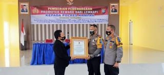 Polres Kampar Terima Anugerah Piagam dari Tim LEMKAPI