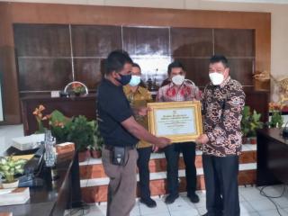 Pemprov Riau Berikan Penghargaan Setia Lestari Bumi Kepada Penggiat Lingkungan