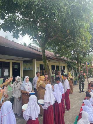Pembagian Makan Bergizi Gratis Di Rokan Hulu: Dukung Kesehatan Anak Sekolah